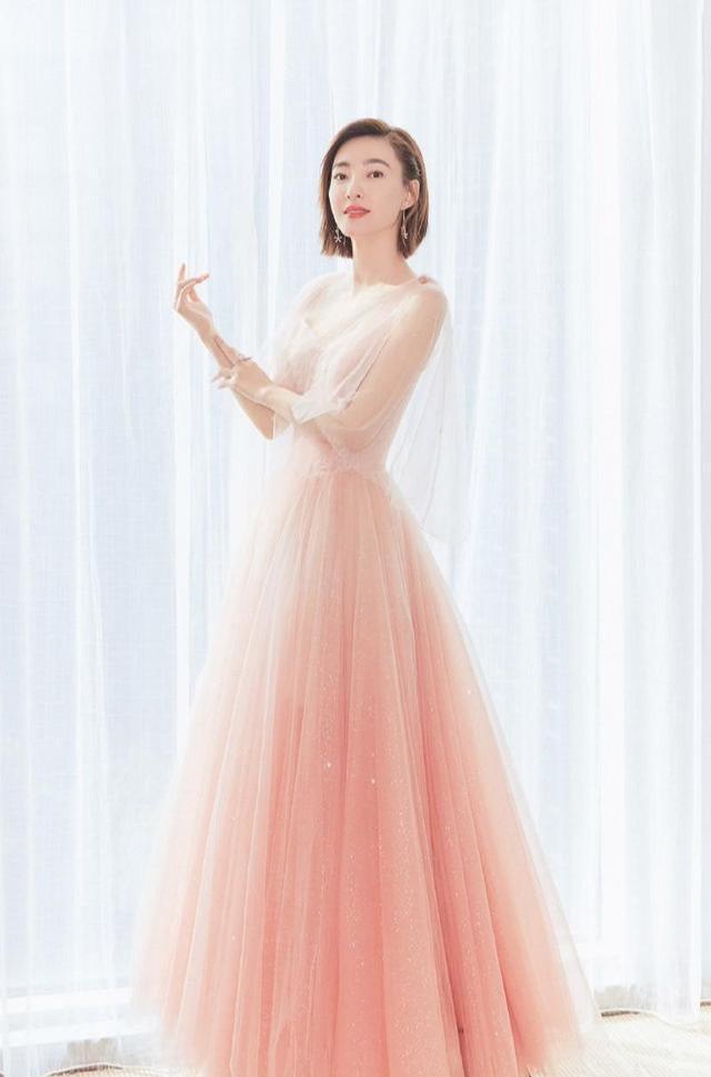 王丽坤越来越美，穿粉色轻纱裙女人味十足-第1张图片-爱薇女性网