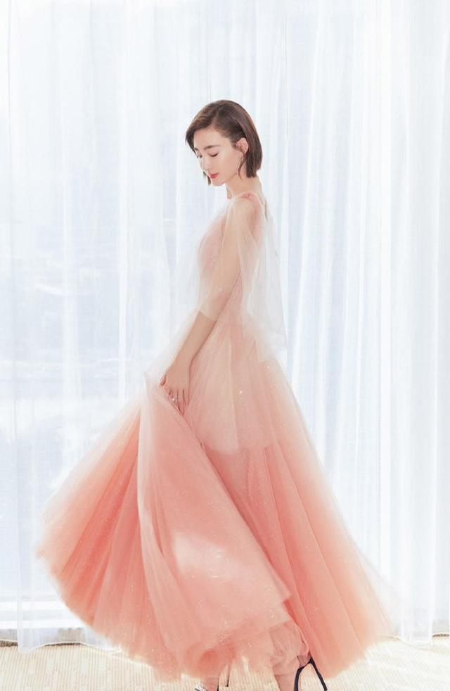 王丽坤越来越美，穿粉色轻纱裙女人味十足-第2张图片-爱薇女性网