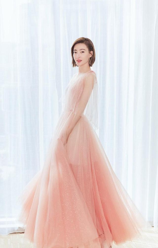 王丽坤越来越美，穿粉色轻纱裙女人味十足-第3张图片-爱薇女性网