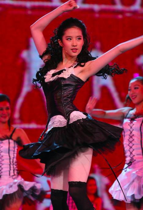 刘亦菲早年大尺度跳舞照曝光，穿着火辣身材性感-第3张图片-爱薇女性网