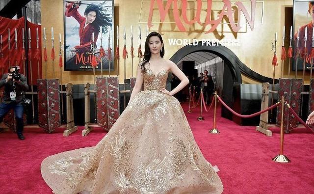 刘亦菲出席电影《花木兰》首映礼，穿金色抹胸凤凰长裙颜值超高艳压全场