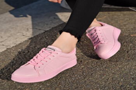 粉色鞋配什么袜子好看？3款街头粉色鞋穿搭少女风爆棚-第2张图片-爱薇女性网