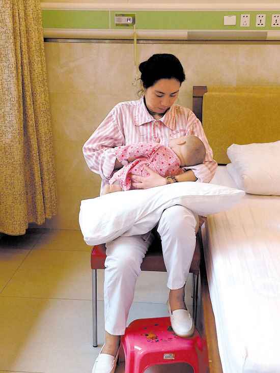 真人示范母乳喂养的4种正确姿势图片以及注意事项-第3张图片-爱薇女性网