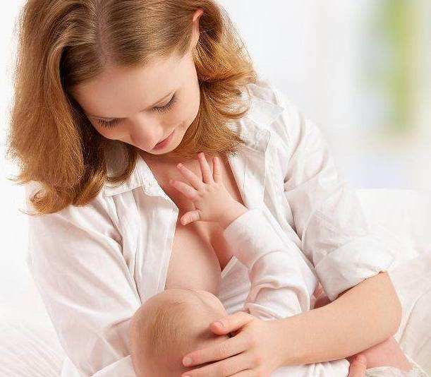 真人示范母乳喂养的4种正确姿势图片以及注意事项-第6张图片-爱薇女性网