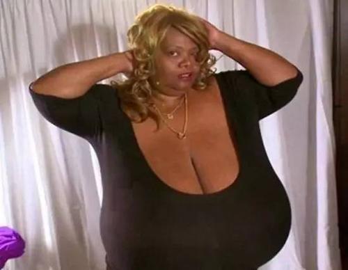 世界上胸最大的女人：安妮·霍金斯特纳天然大胸重达77斤-第1张图片-爱薇女性网