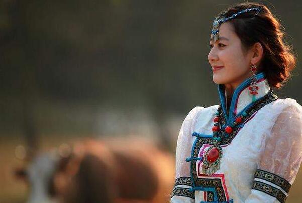 蒙古国女人床上厉害吗？生活所迫只为谋生-第2张图片-爱薇女性网