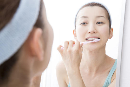 维持口腔健康不可以只靠刷牙，你还得坚持做好这5件事-第3张图片-爱薇女性网