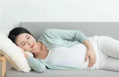 怀孕后睡眠质量差，推荐三种合适准妈妈的睡姿