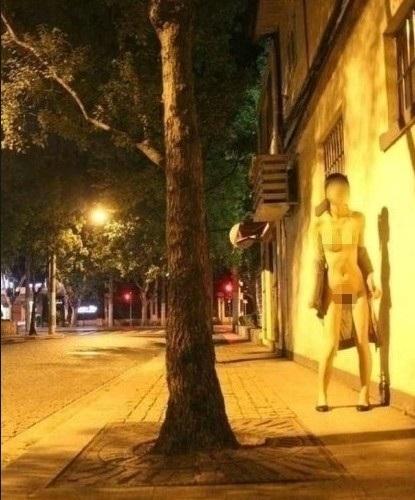 女子步行街裸舞，究竟是裸体艺术还是精神问题？-第2张图片-爱薇女性网