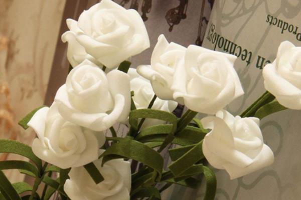 白玫瑰代表什么意思？表达纯洁浪漫的爱情-第1张图片-爱薇女性网