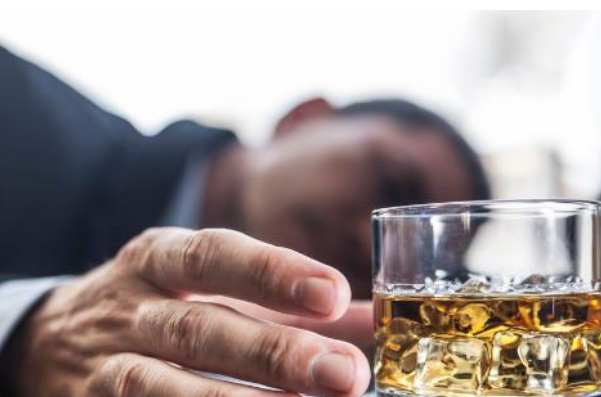 酗酒的危害主要有哪些：损害肝脏以及诱发心血管疾病-第2张图片-爱薇女性网